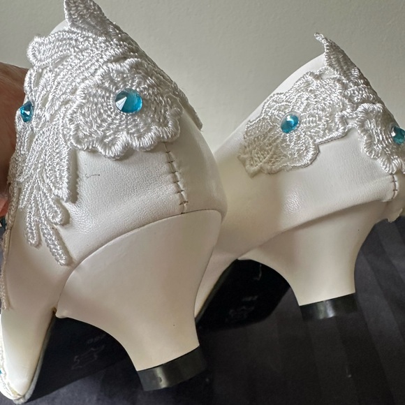 White leather bridal shoes with floral appliqué - Picture 9 of 12